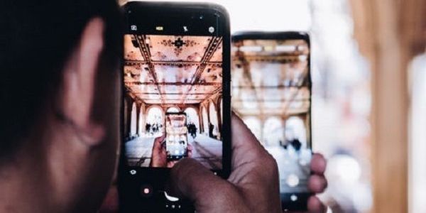 En attendant la 5G et une reprise de croissance, le smartphone copine avec les microbes